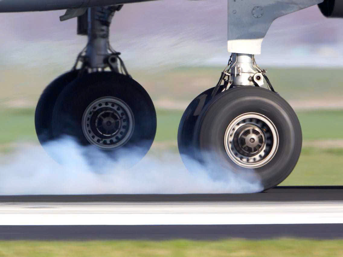 Lốp Xe Máy Bay: Yếu Tố Quan Trọng Trong Việc Duy Trì Hiệu Suất Và An Toàn Bay